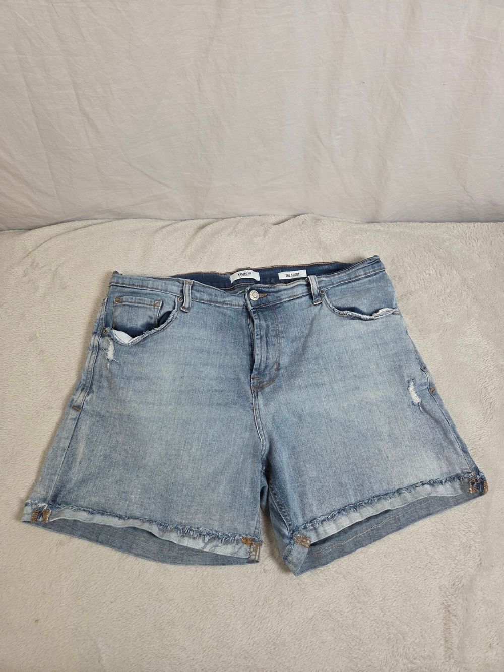 Kensie Jeans Denim Rolled Hem Short With Distressing Size 12/31 EUC